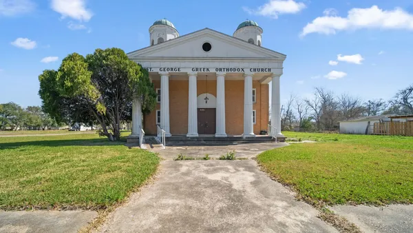a front view of house with yard