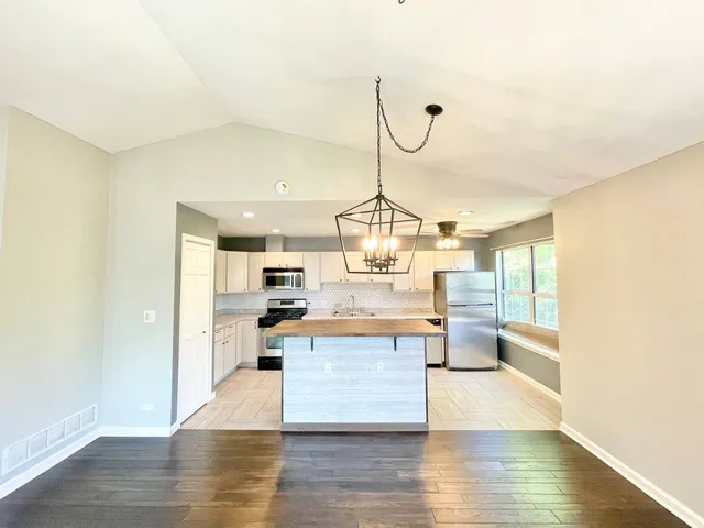 $3,100 | 433 Gloria Lane, Unit 433, Oswego, IL 60543