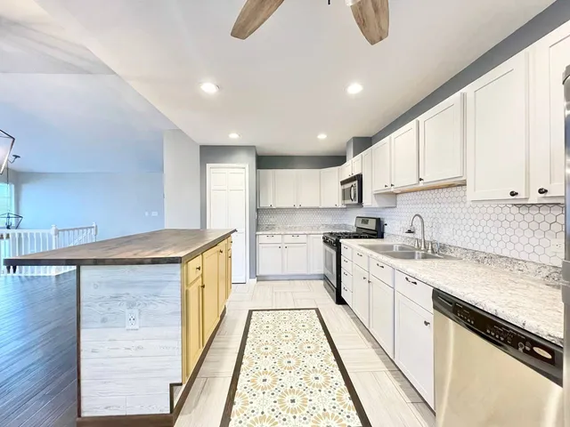 $3,100 | 433 Gloria Lane, Unit 433, Oswego, IL 60543