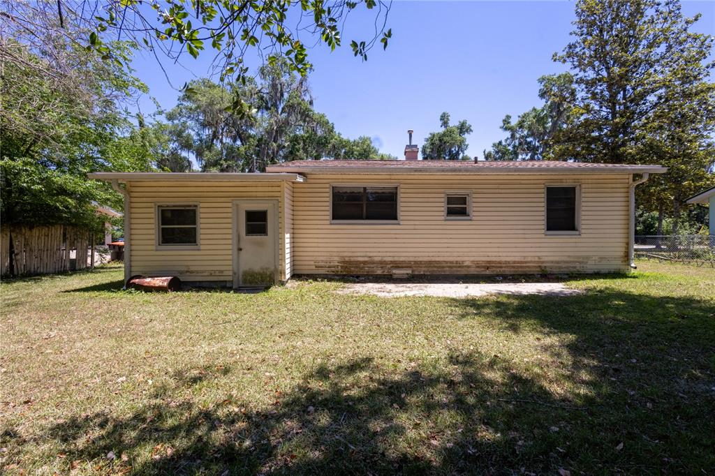 6281 Southeast Hames Road Belleview, FL 34420 - Photo 1 of 16 a backyard of a house