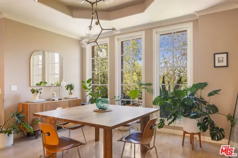 $1,899,000 | 18000 Medley Drive, Encino, CA 91316