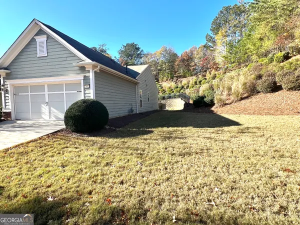 a view of a backyard