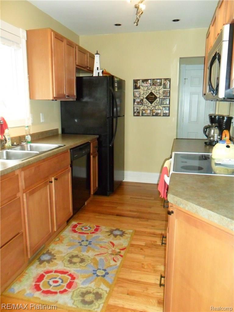 922 Brighton Lake Road Brighton, MI 48116 - Photo 8 of 33 Brighton Lake Rd 017.JPG
