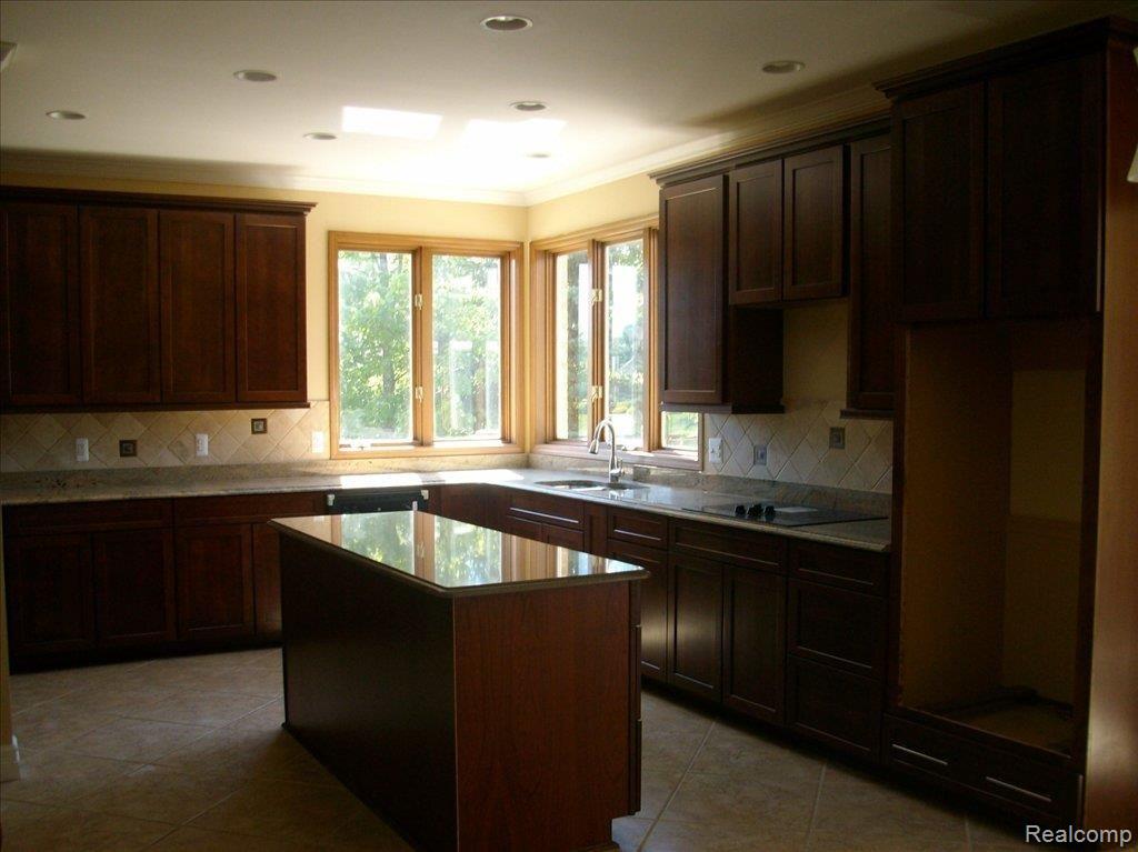 5924 Murfield Drive Rochester, MI 48306 - Photo 3 of 6 SANY2939