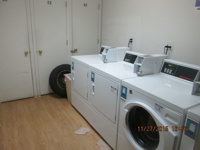 4809 West Engle Road, Unit 2B Alsip, IL 60803 - Photo 11 of 12 a utility room with dryer and washer