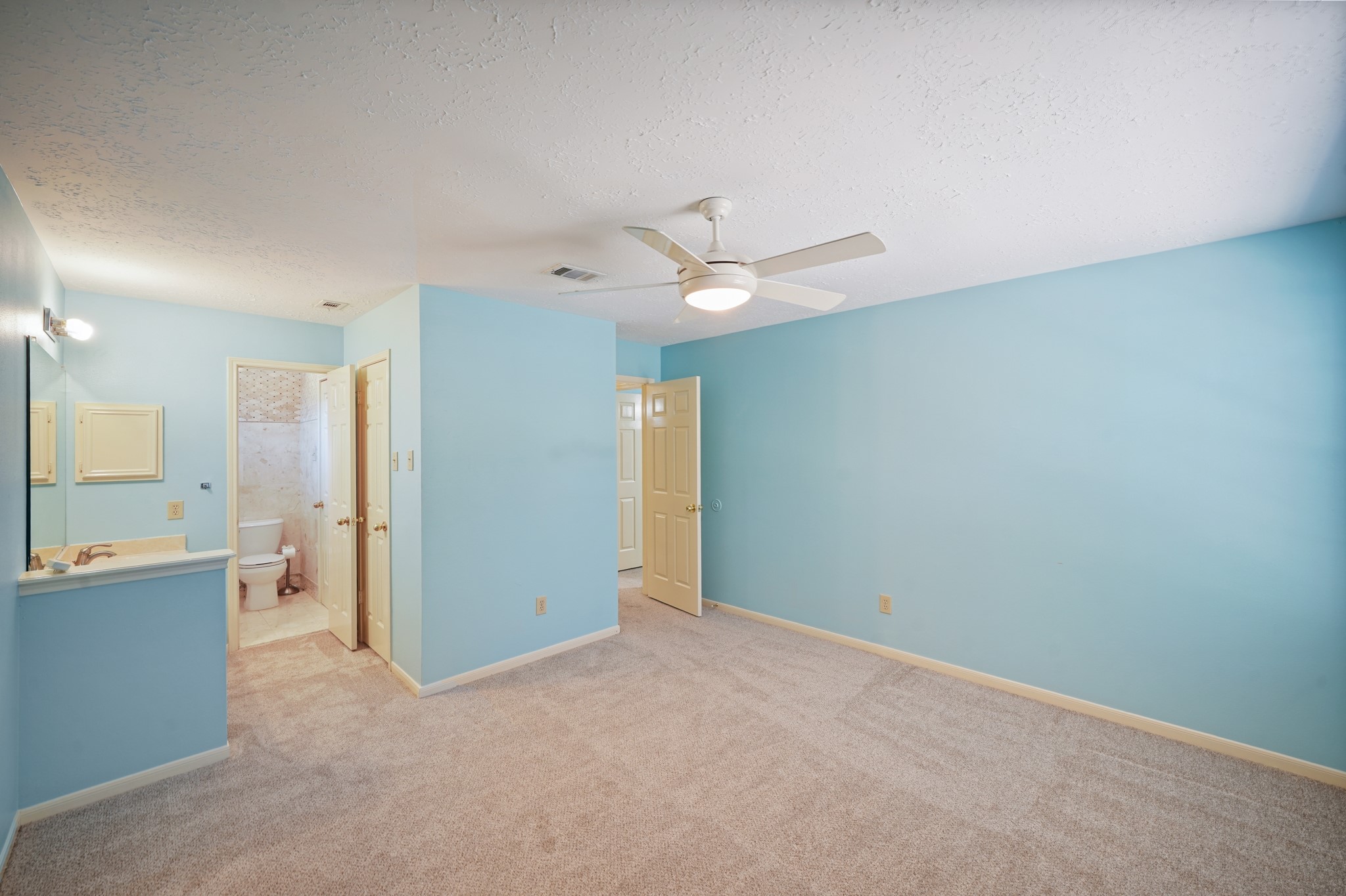16215 Wemyss Bay Road Houston, TX 77095 - Photo 32 of 44 an empty room with a bathroom and a sink