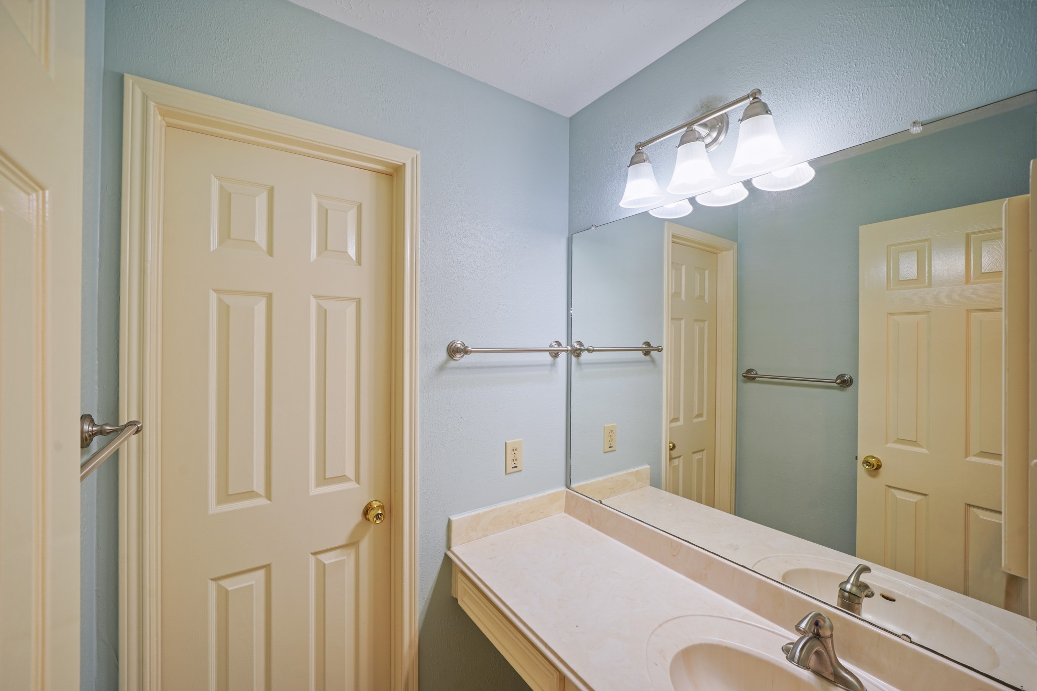 16215 Wemyss Bay Road Houston, TX 77095 - Photo 33 of 44 a bathroom with a sink a light fixture and a mirror