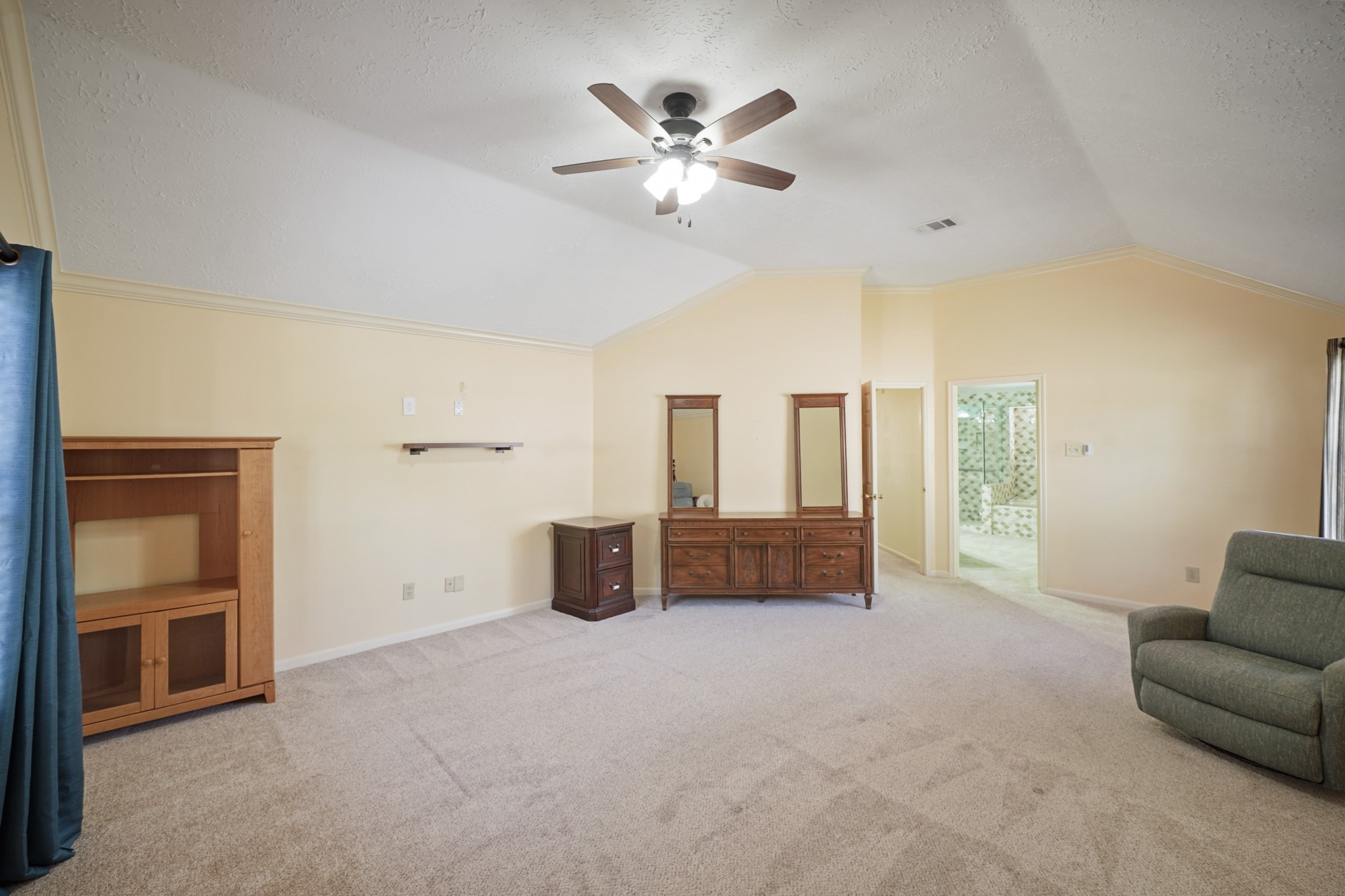 16215 Wemyss Bay Road Houston, TX 77095 - Photo 40 of 44 a living room with furniture