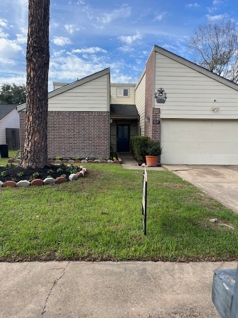 a view of a back yard of the house