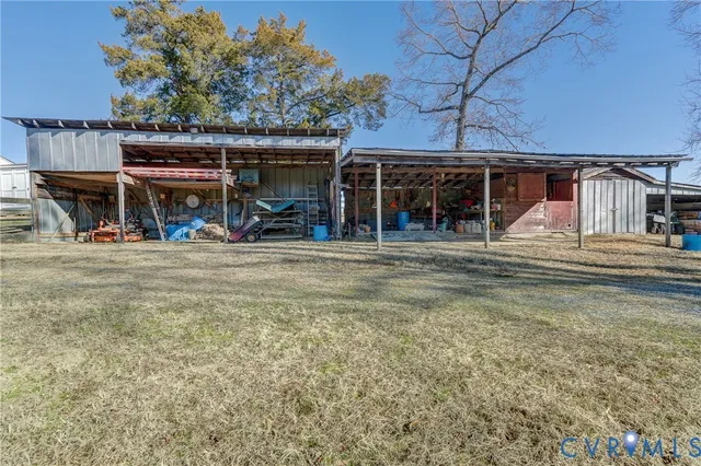 a view of a house with backyard and trees