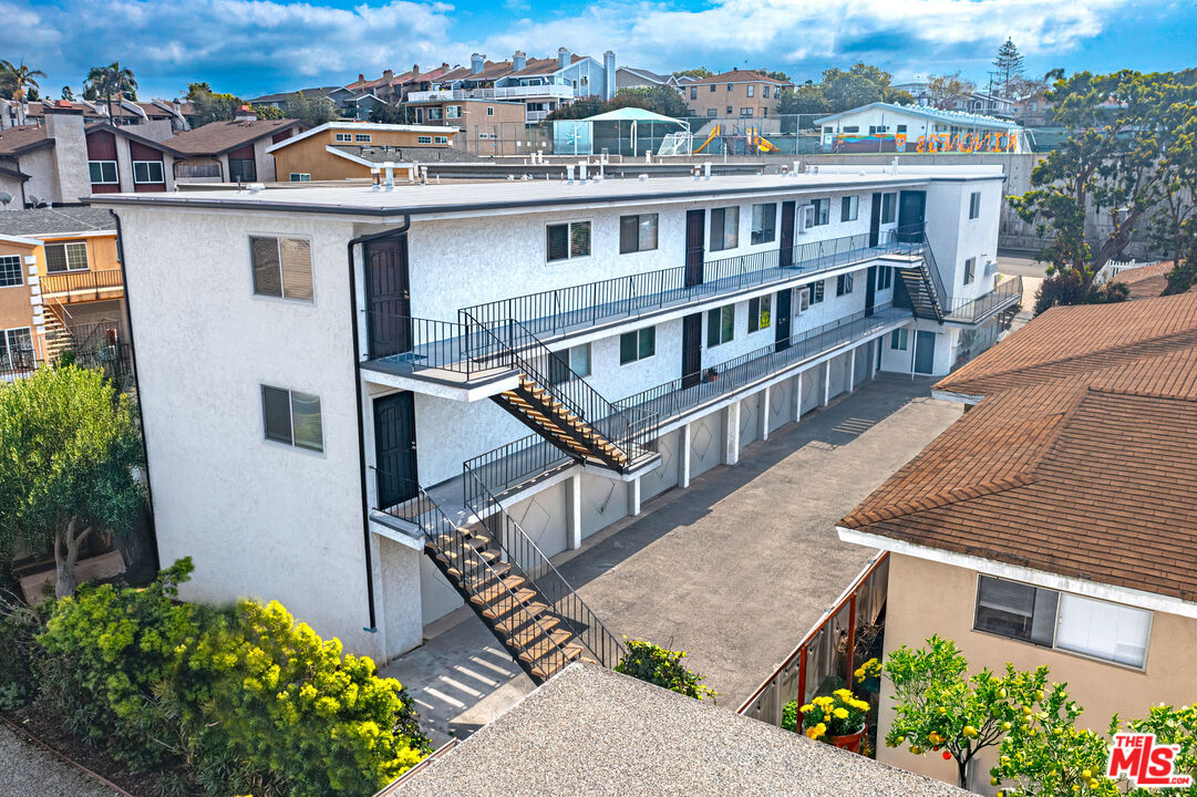 2013 Rockefeller Lane Redondo Beach, CA 90278 - Photo 6 of 15 Gallery Image 6