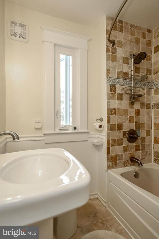 614 St Johns Road Baltimore, MD 21210 - Photo 16 of 28 Bath