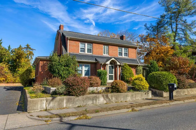a view of a livingroom with furniture and windows