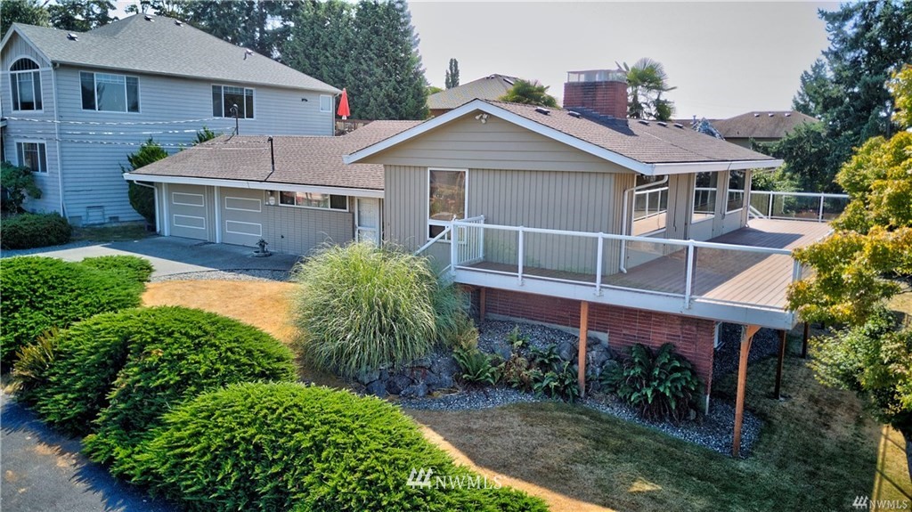 1003 North 29th Street Renton, WA 98056 - Photo 1 of 1 a front view of a house with garden