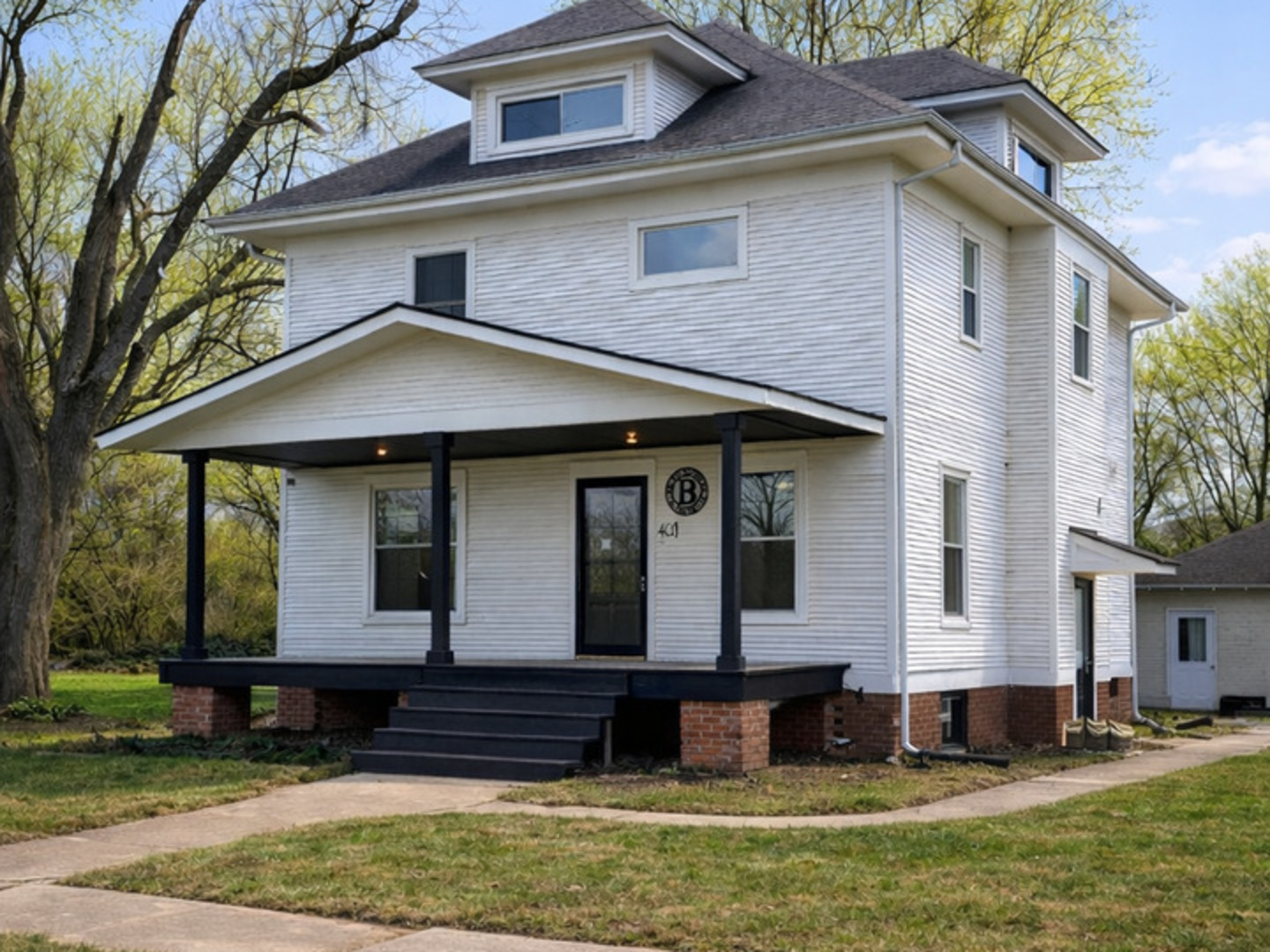 401 South Locust Street Wapella, IL 61777 - Photo 1 of 16