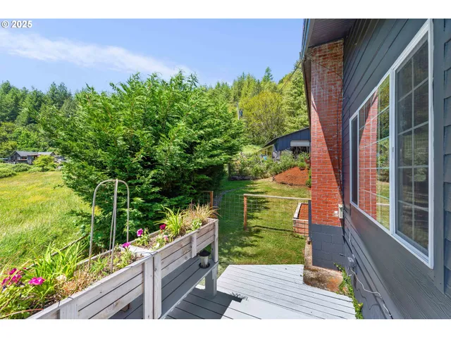 a view of an outdoor sitting area with a small yard