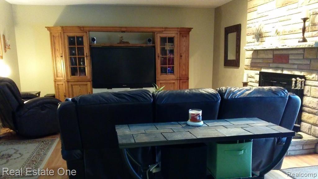 1220 Ruby Avenue Rochester Hills, MI 48309 - Photo 3 of 32