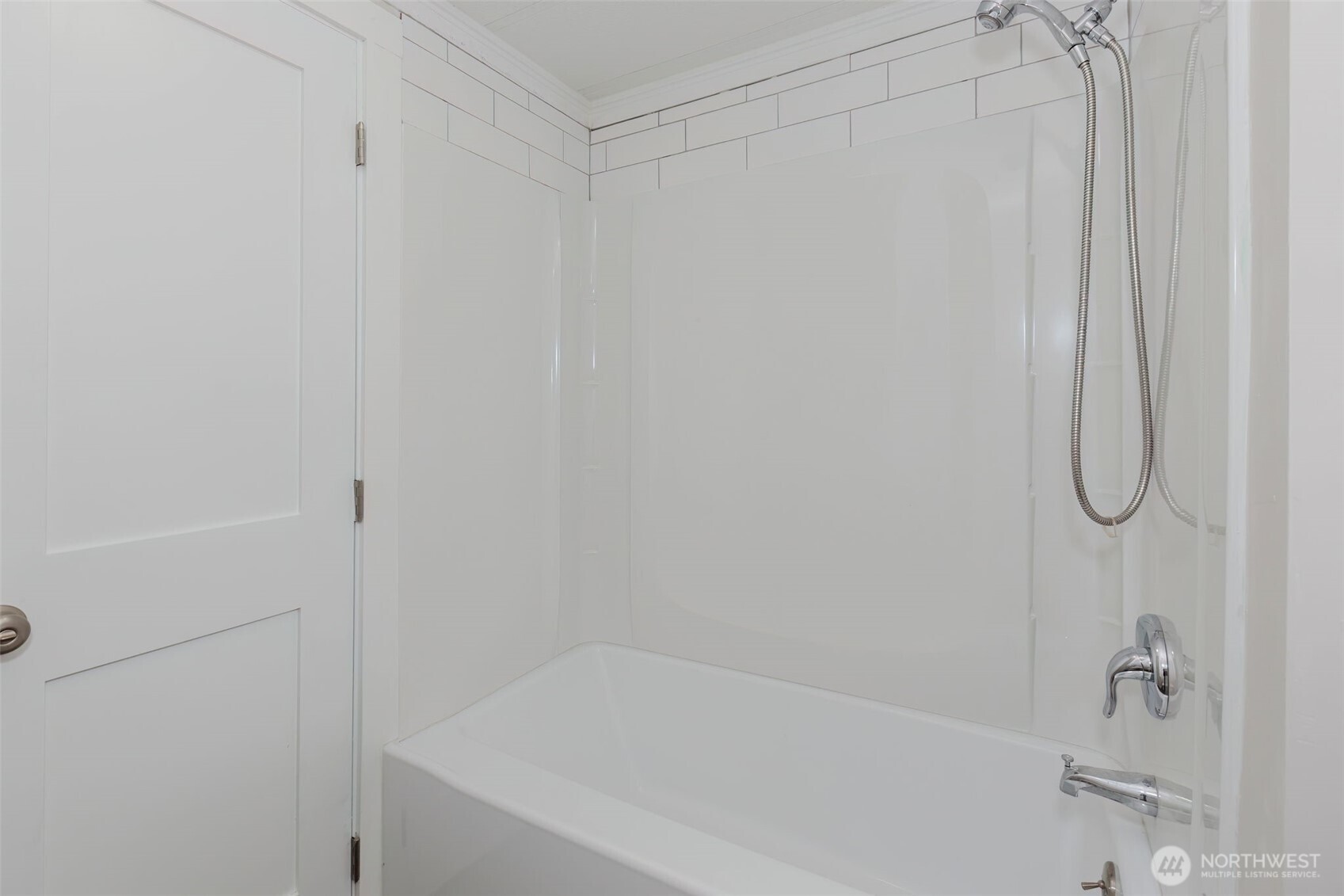 2535 70th Avenue Southwest, Unit 12 Tumwater, WA 98512 - Photo 24 of 33 a bathroom with a bathtub