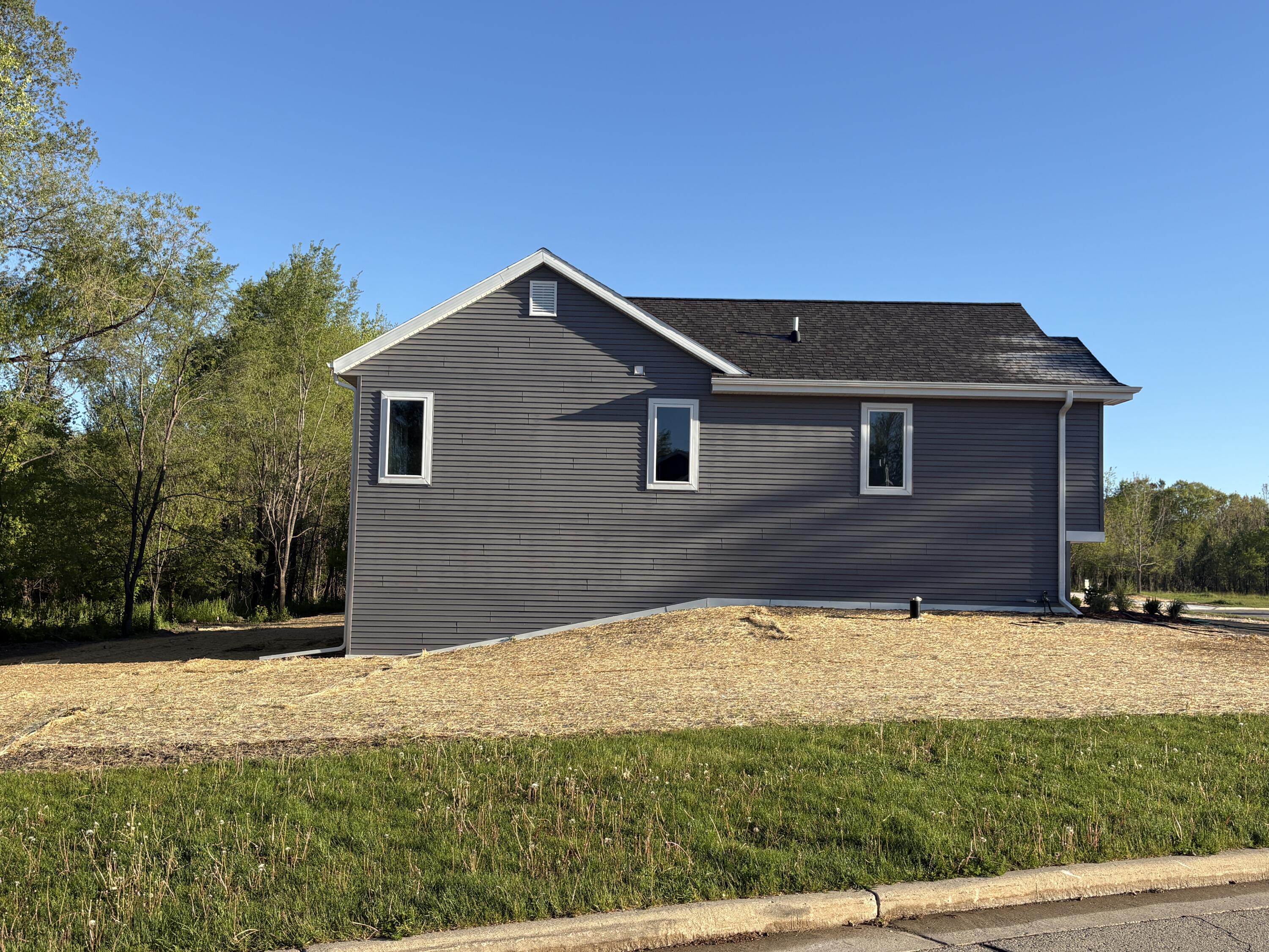 271 Cardinal Drive Sullivan, WI 53178 - Photo 4 of 46 Left