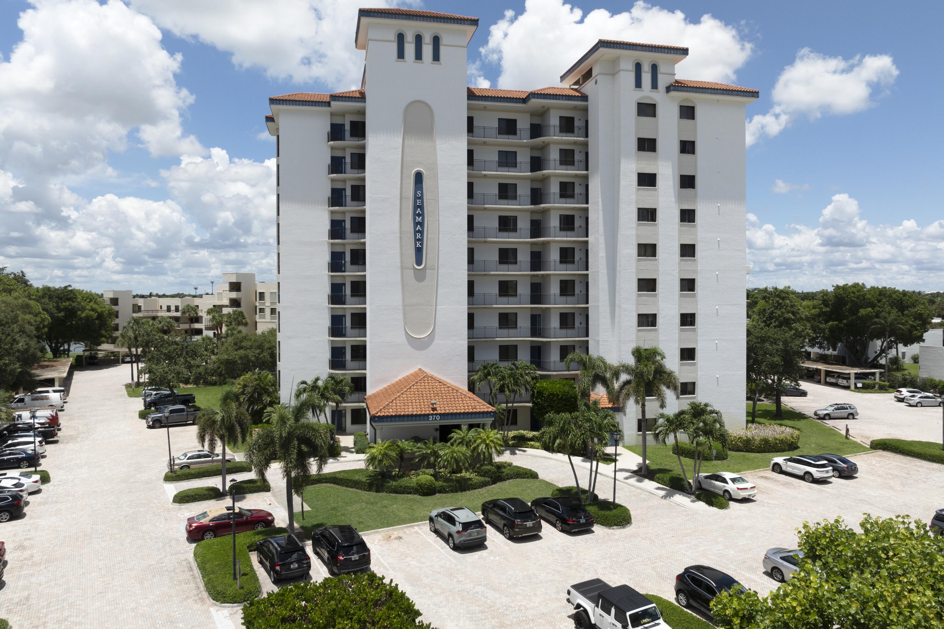 370 Golfview Road, Unit 103 North Palm Beach, FL 33408 - Photo 3 of 28 370 Golfview Rd Apt 103 North-print-003-