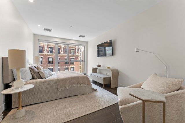 $1,645,000 | 101 Broad Street, Unit 8B, Boston, MA 02110