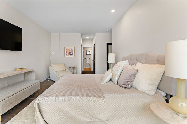 $1,645,000 | 101 Broad Street, Unit 8B, Boston, MA 02110