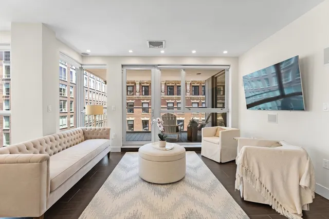 $1,645,000 | 101 Broad Street, Unit 8B, Boston, MA 02110