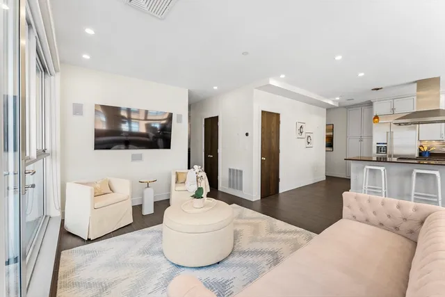 $1,645,000 | 101 Broad Street, Unit 8B, Boston, MA 02110
