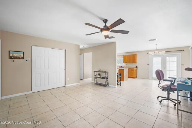 a view of a livingroom with furniture and a ceiling fan