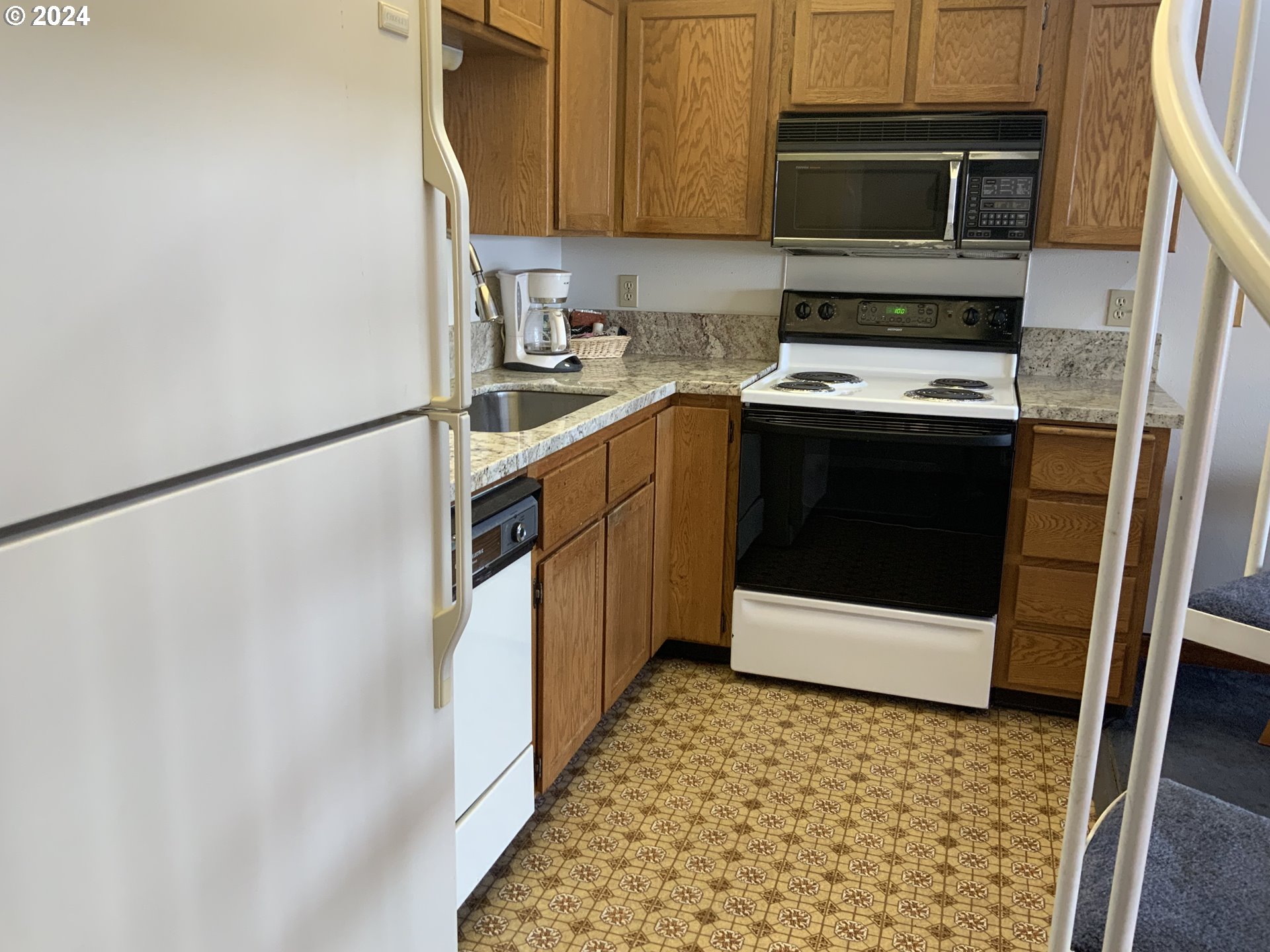 94304 Wedderburn Loop, Unit 429 Gold Beach, OR 97444 - Photo 12 of 19 Kitchen