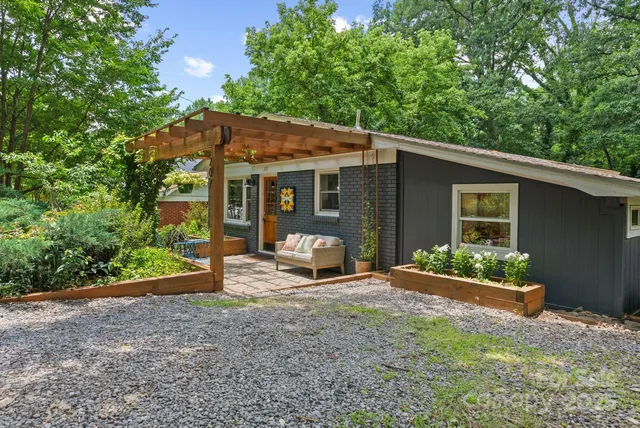 a view of a house with backyard and garden