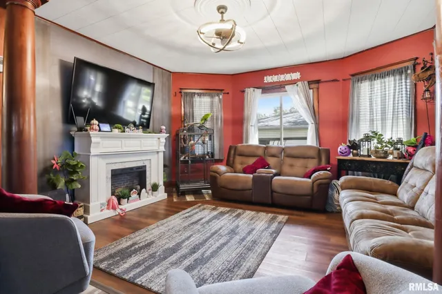 $200,000 | 353 East 4th Avenue, Woodhull, IL 61490