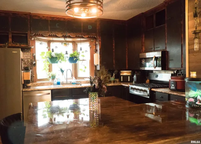 $200,000 | 353 East 4th Avenue, Woodhull, IL 61490