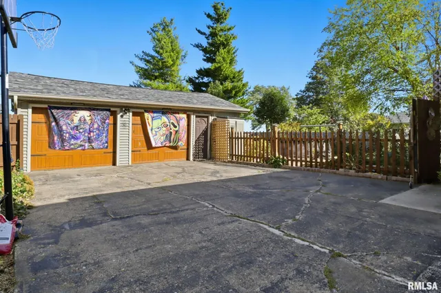 $200,000 | 353 East 4th Avenue, Woodhull, IL 61490