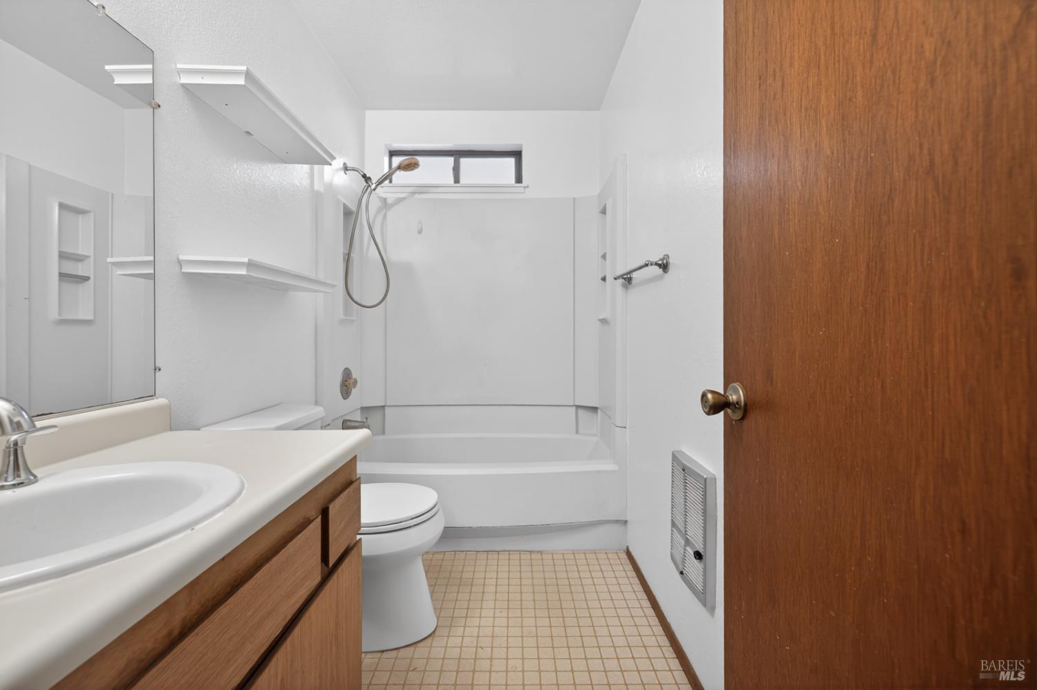 505 Norlee Street Sebastopol, CA 95472 - Photo 13 of 35 Full bathroom downstairs.