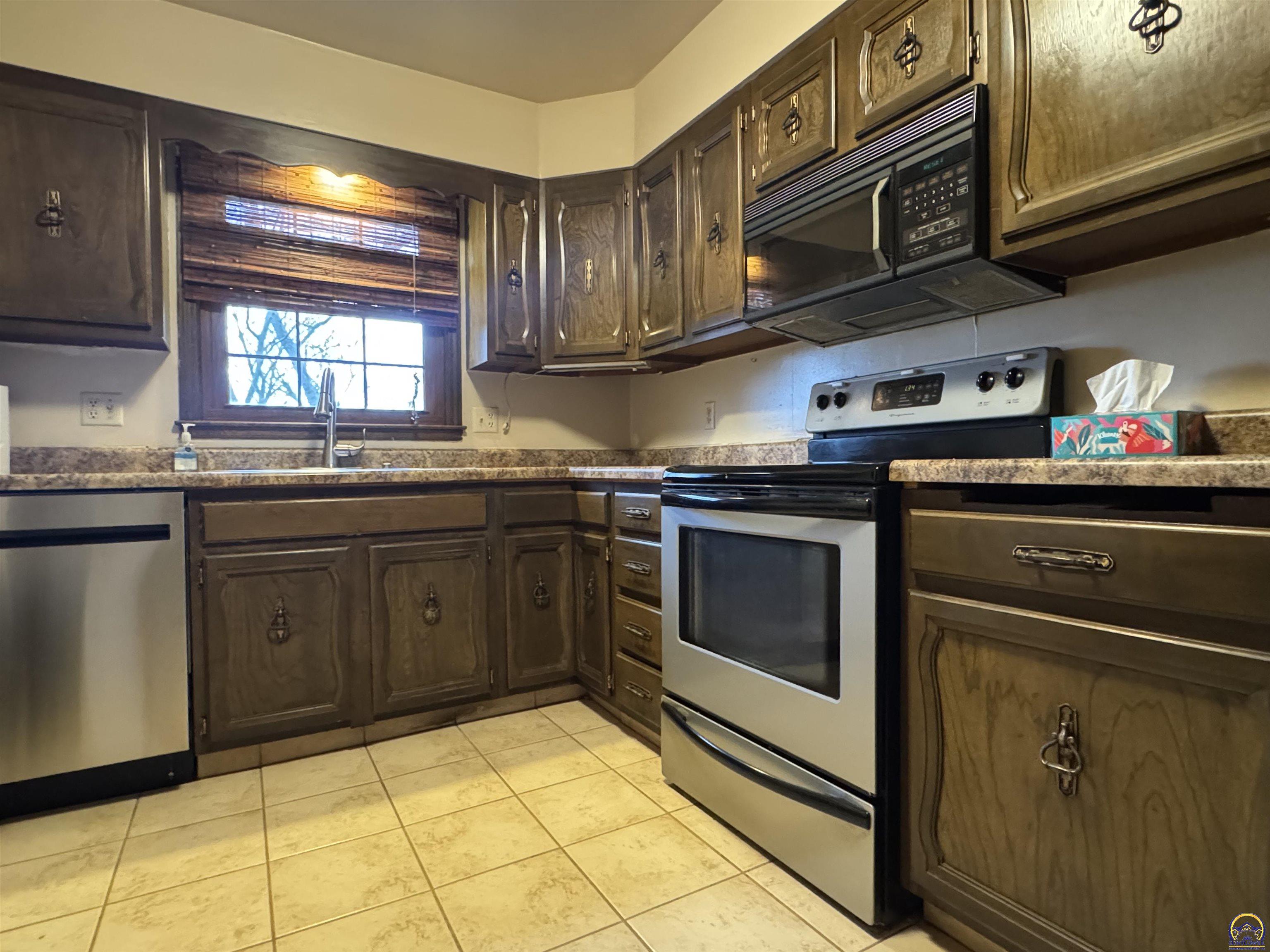 5002 Southwest 28th Street Topeka, KS 66614 - Photo 7 of 32