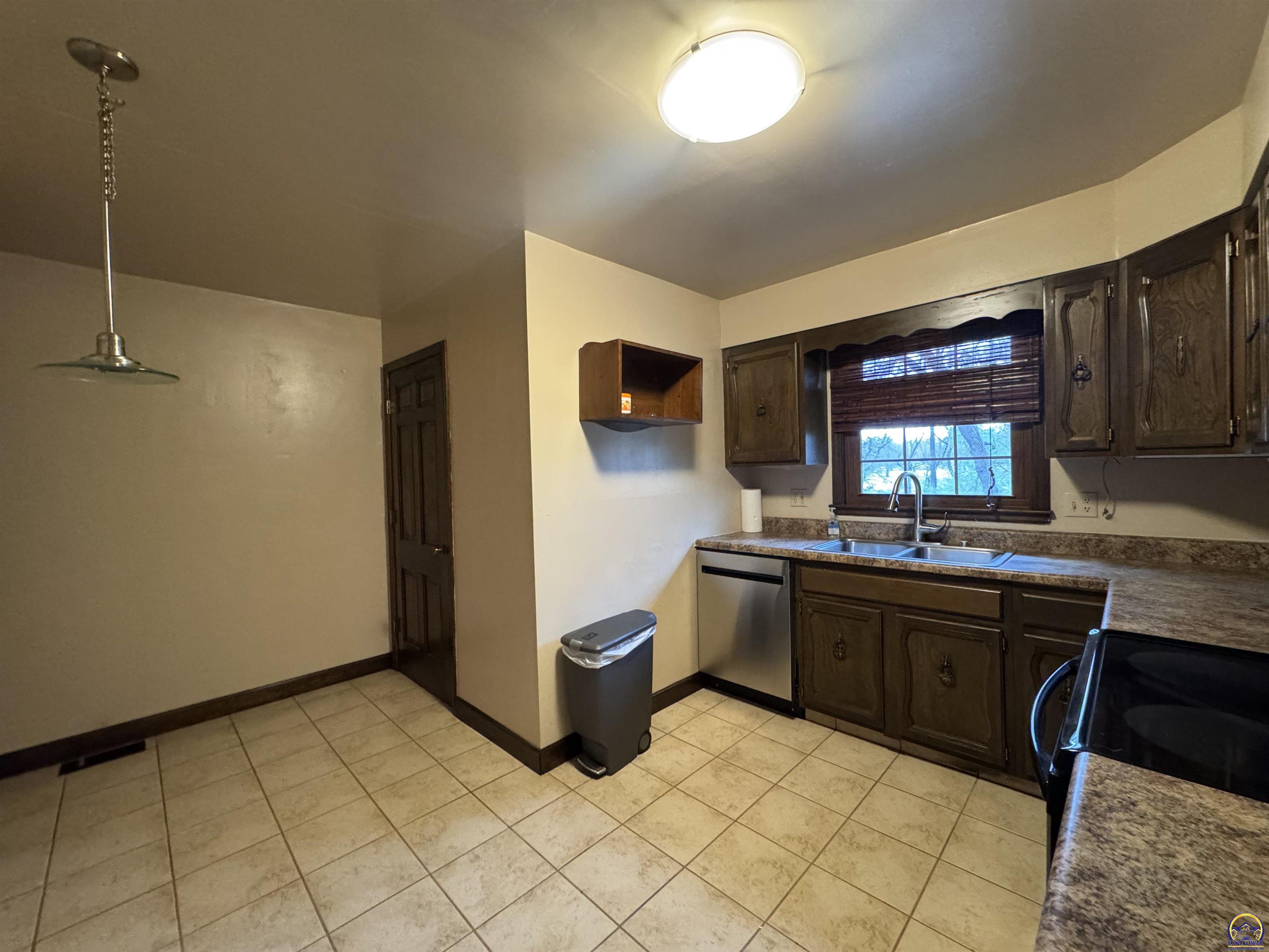 5002 Southwest 28th Street Topeka, KS 66614 - Photo 8 of 32