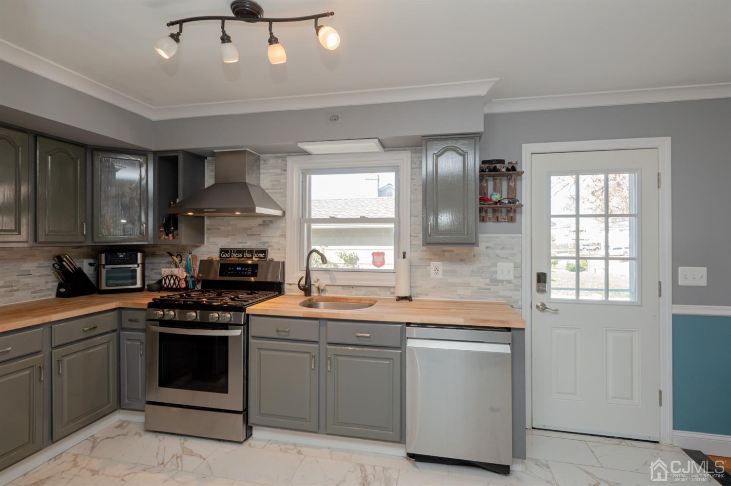 12 Alfred Way Colonia, NJ 07067 - Photo 6 of 16 Gallery Image 6