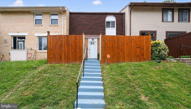 a view of a house with backyard