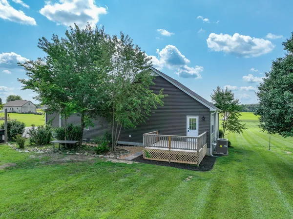 a view of a house with backyard