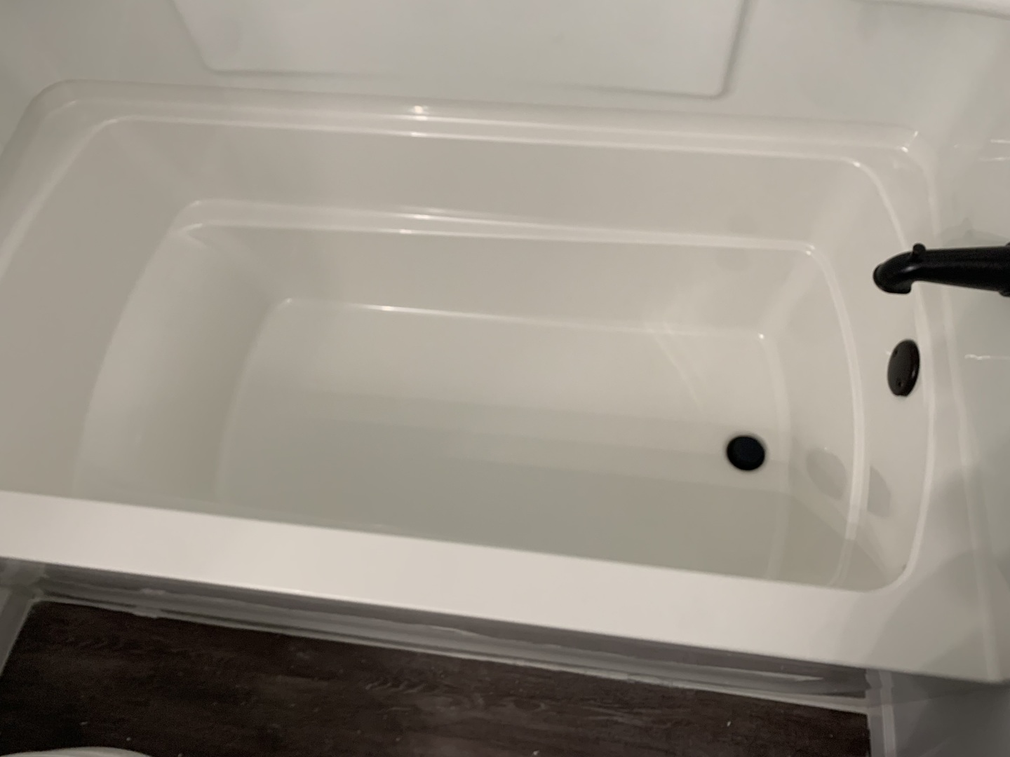 730 South High Street Paxton, IL 60957 - Photo 3 of 14 a bathroom with a bathtub