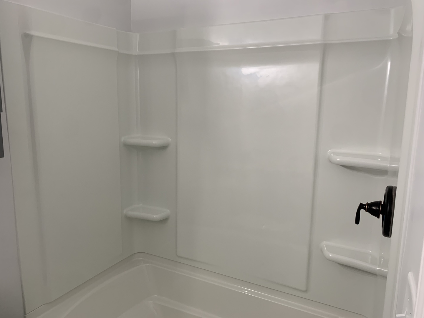 730 South High Street Paxton, IL 60957 - Photo 4 of 14 a bathroom with a shower
