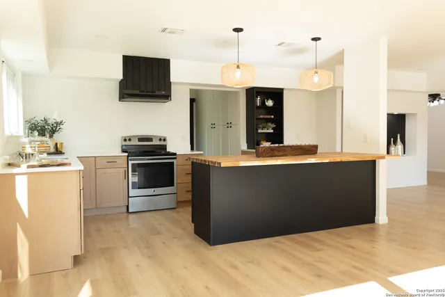 $564,900 | 6230 Hickory Hollow, Windcrest, TX 78239