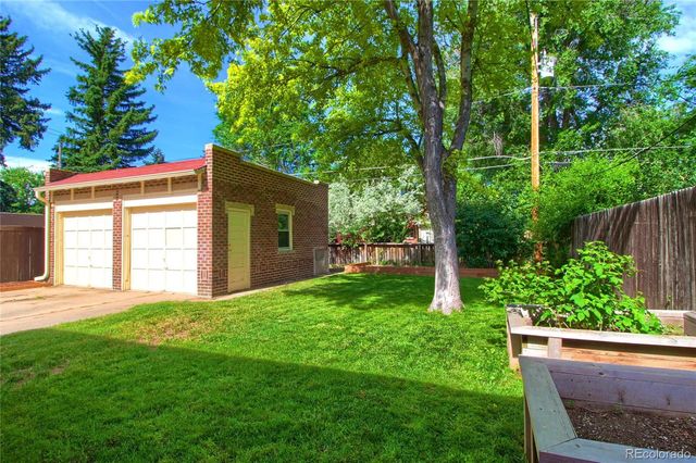 a view of a house with backyard and garden