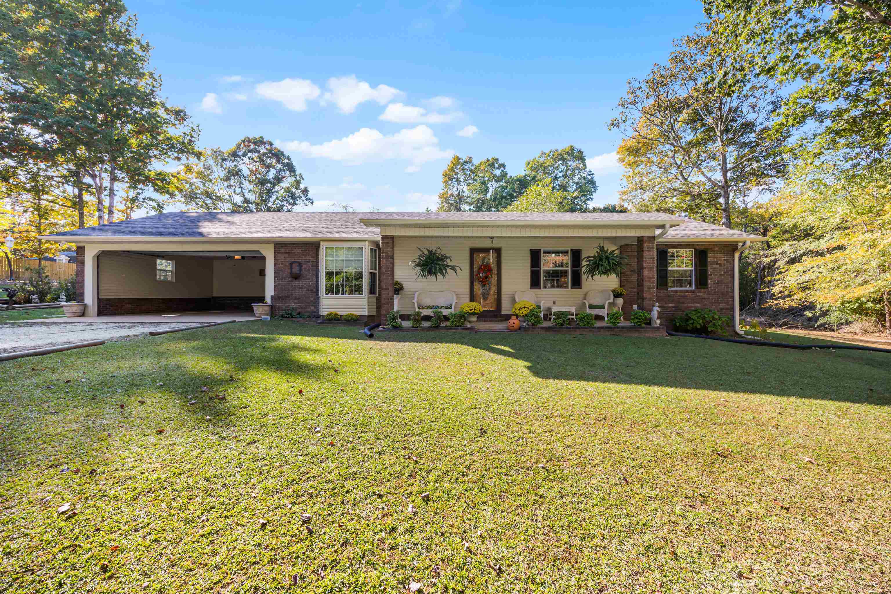 61 Cr 303 Road Iuka, MS 38852 - Photo 1 of 19 Single story home with a front yard and a garage