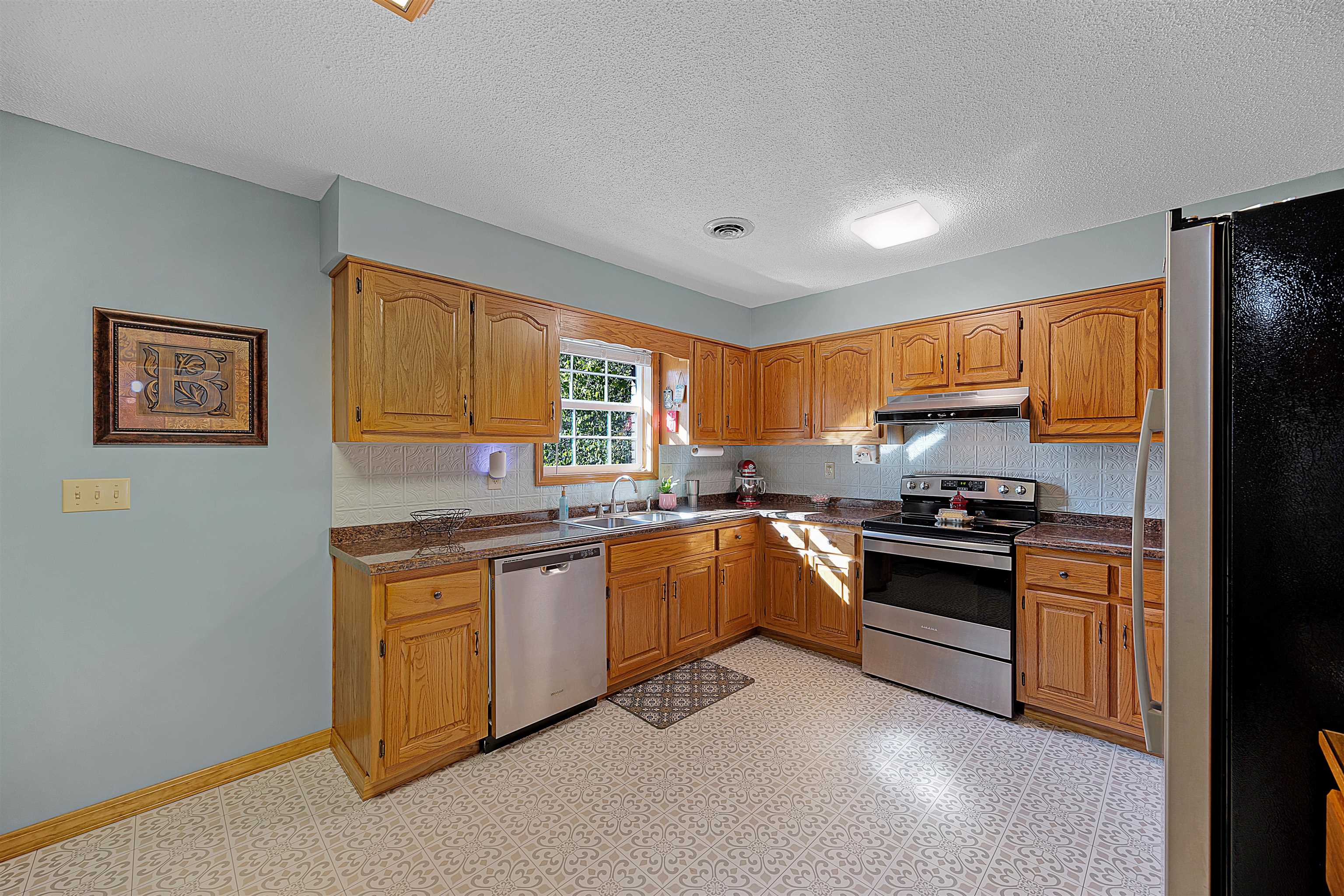 61 Cr 303 Road Iuka, MS 38852 - Photo 12 of 19 Kitchen with appliances with stainless steel finishes, a textured ceiling, and sink