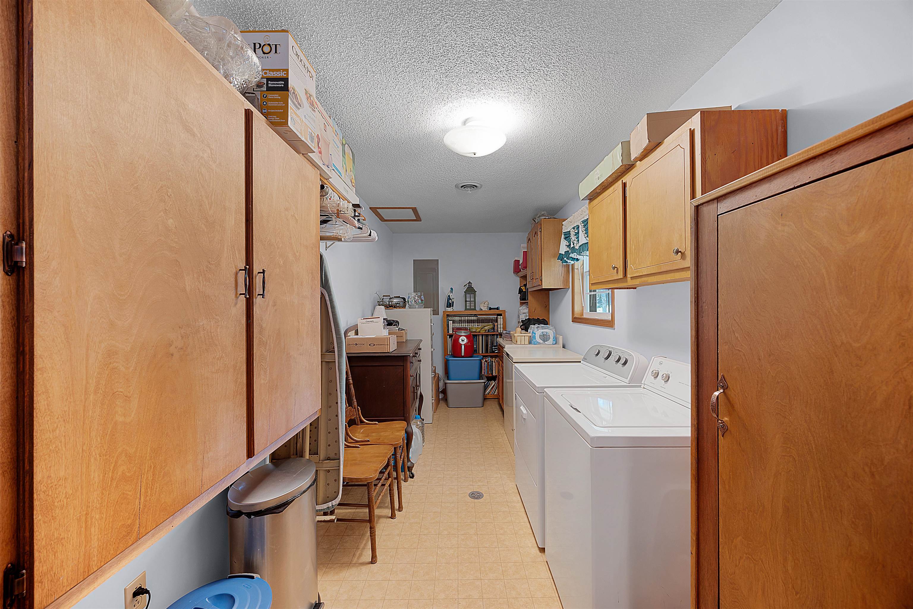 61 Cr 303 Road Iuka, MS 38852 - Photo 13 of 19 Clothes washing area with washer and dryer, a textured ceiling, and cabinets