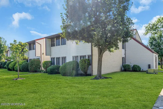 $265,000 | 4 Avon Drive, East Windsor, NJ 08520