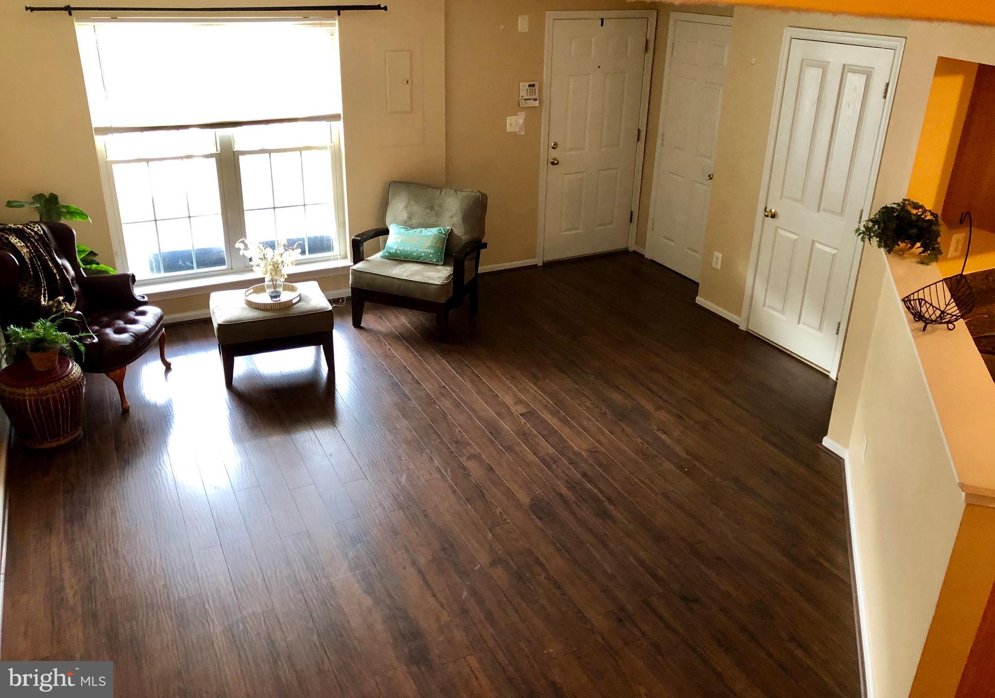 Beautiful living room  w/laminate flooring