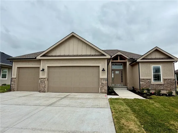 $549,900 | 504 Skyview Lane, Liberty, MO 64068